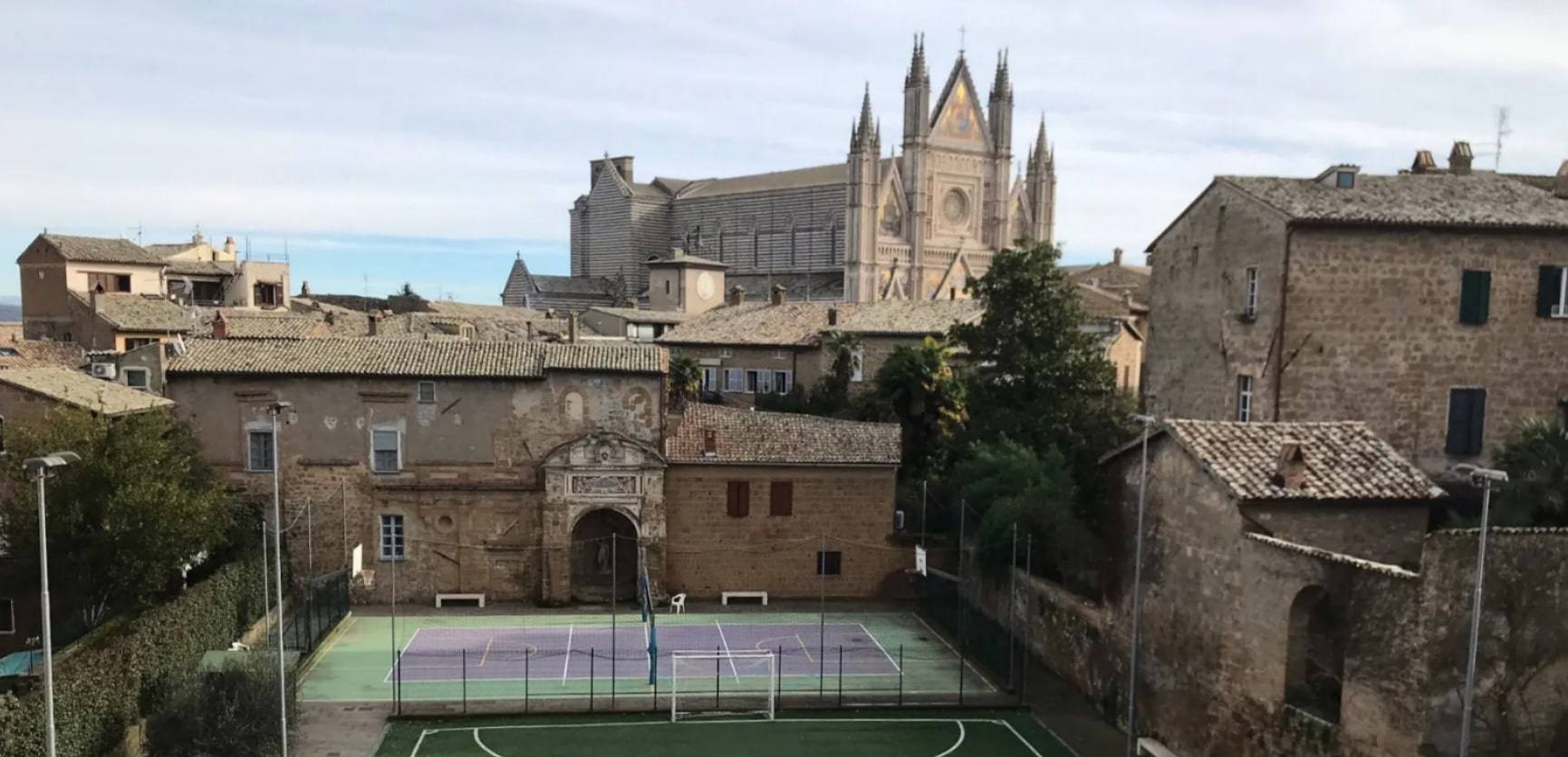 Esterno dell'Istituto con vista sul Duomo